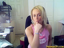 Nikki get naughty and rubbing and Fingering her pussy on cam